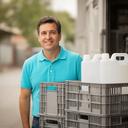 Migel Modas, repartidor local, junto a cajas de agua retornables